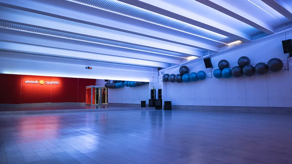 Sala Activity amb fitballs i llum blava